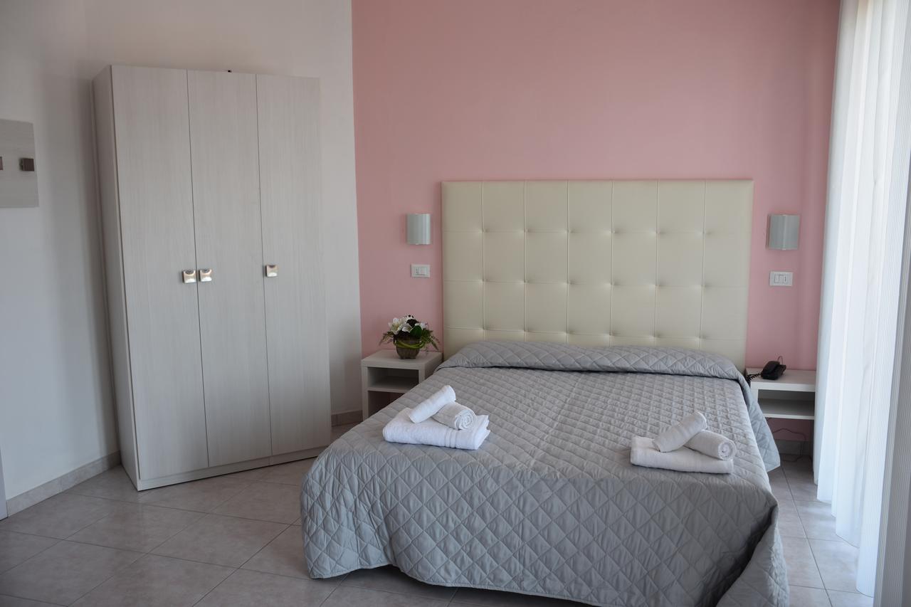 Hotel Gambrinus Rimini Bagian luar foto