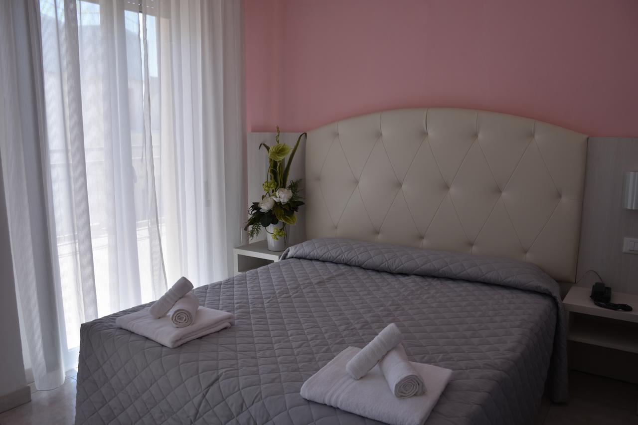 Hotel Gambrinus Rimini Bagian luar foto