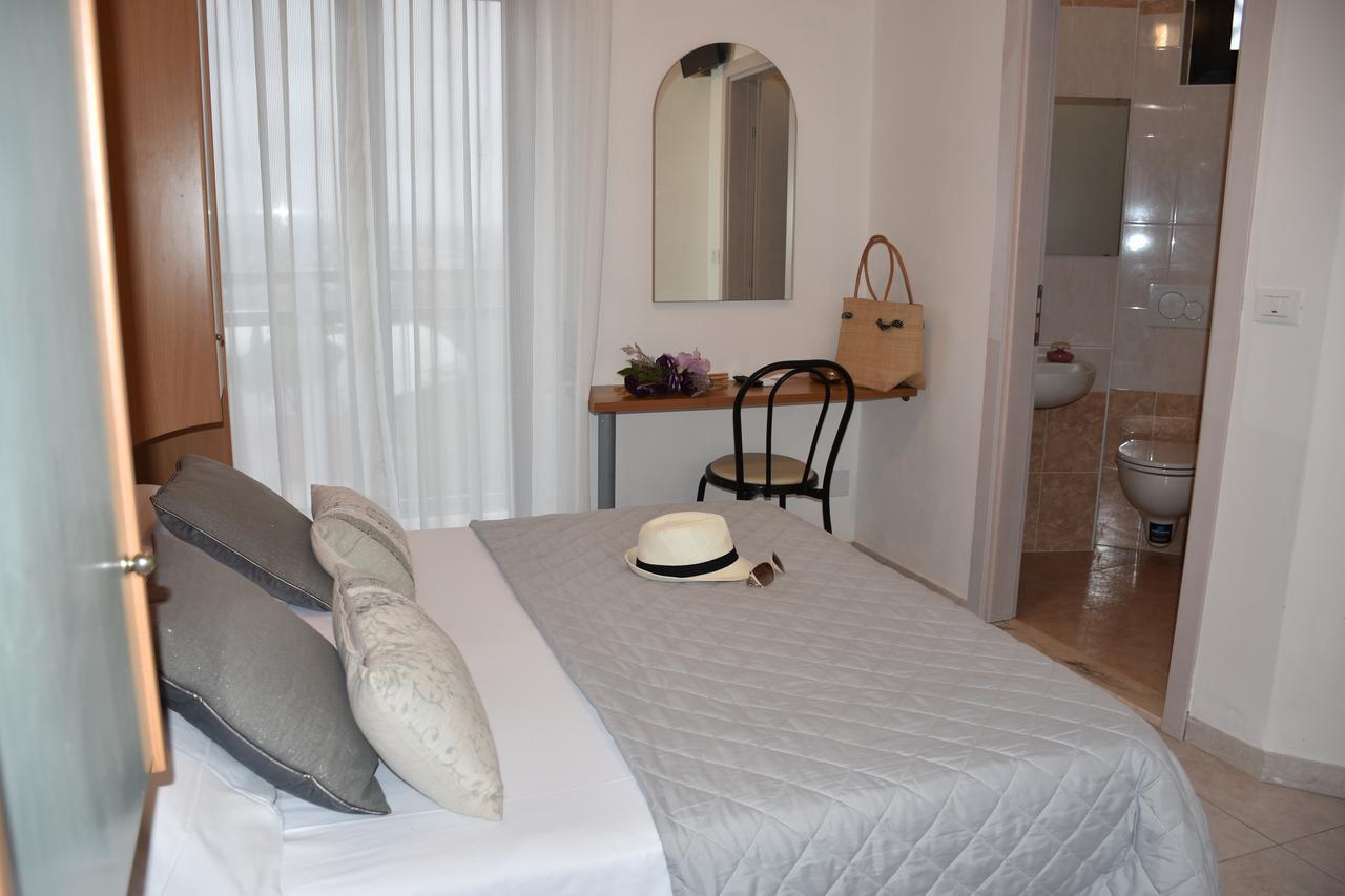 Hotel Gambrinus Rimini Bagian luar foto