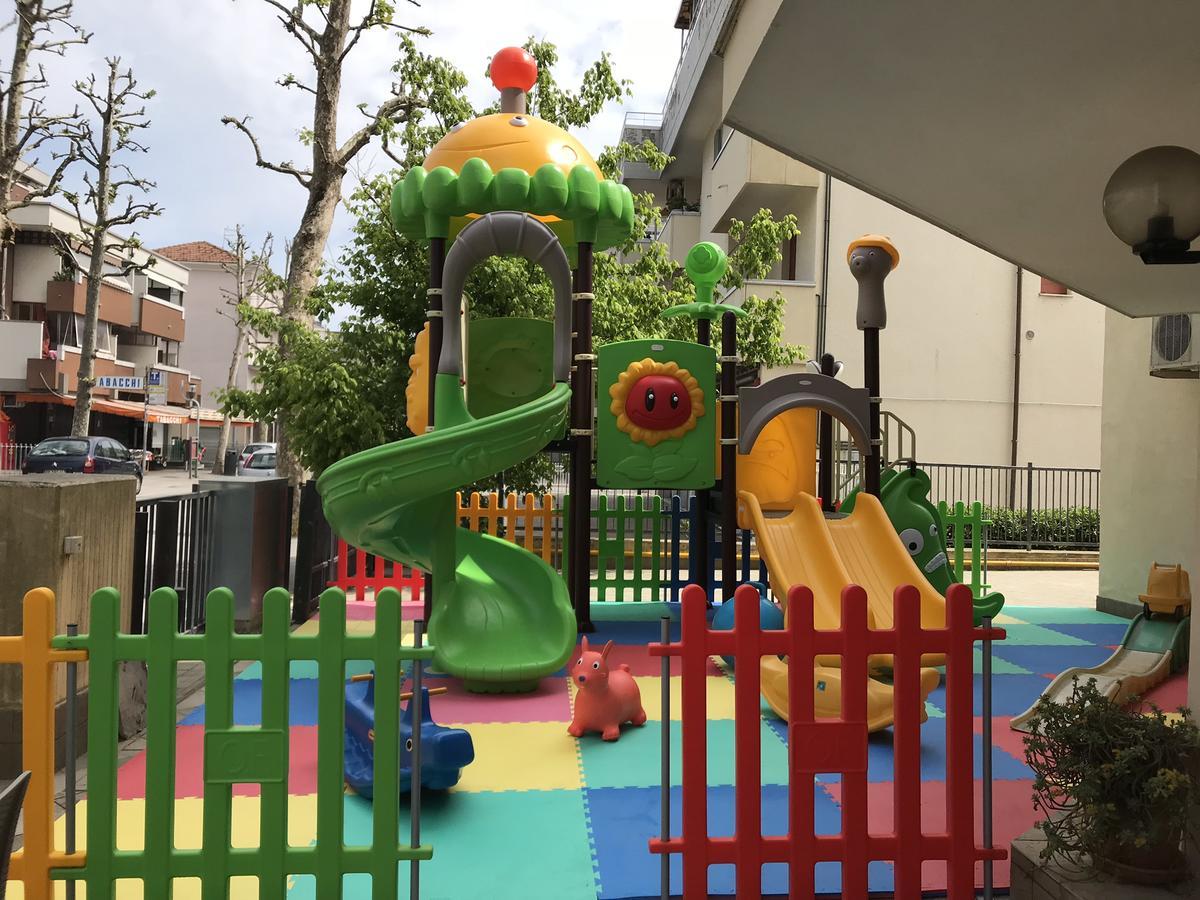 Hotel Gambrinus Rimini Bagian luar foto